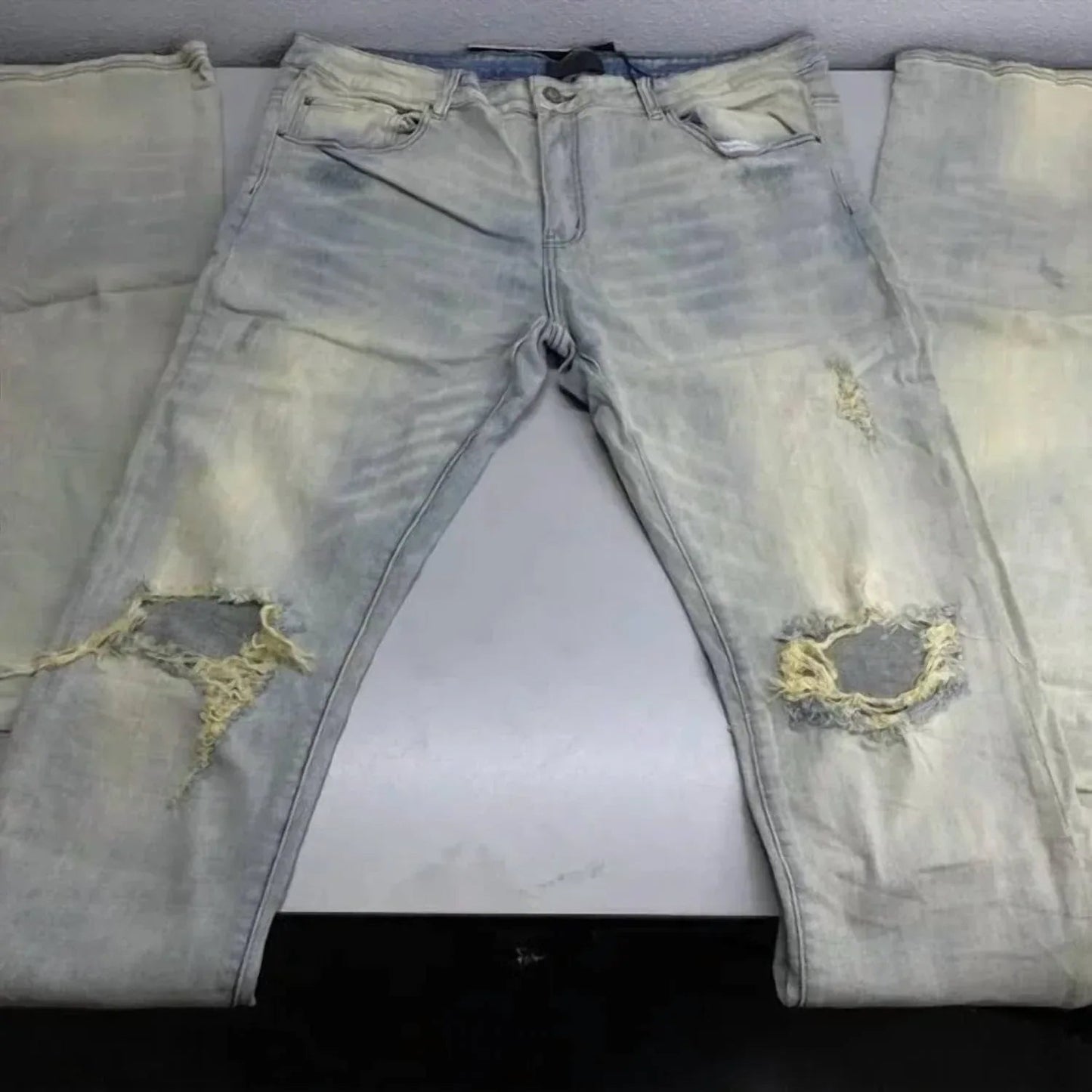 Herren-Jeans mit ausgestelltem Schnitt, im Distressed-Look und mit gestapeltem Saum