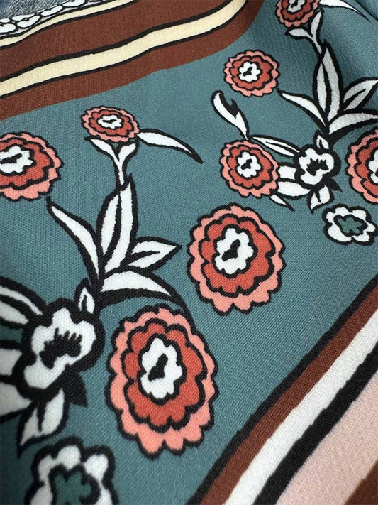 Ausgestellte Jeans mit Blumenmuster, hoher Taille und Taschen
