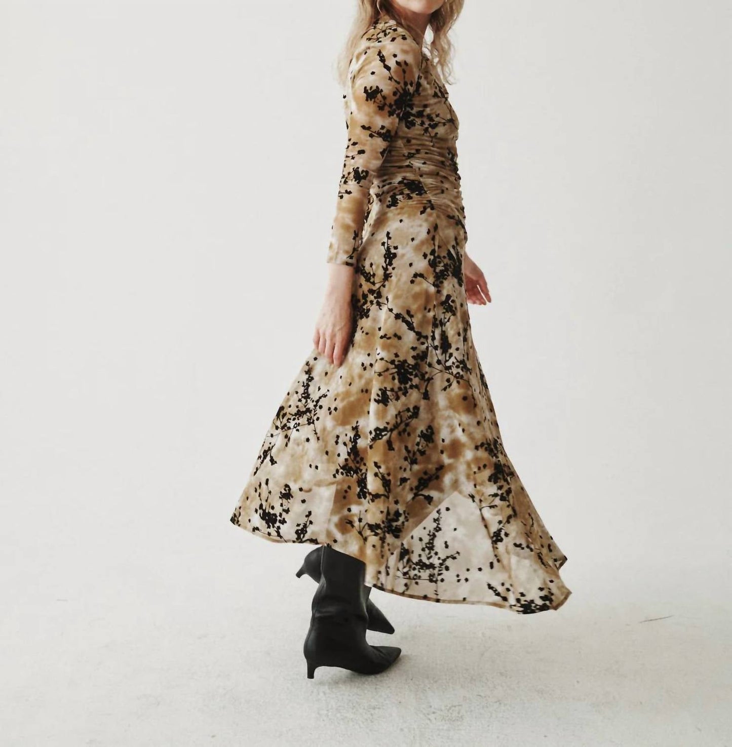ASYMMETRISCHES NETZKLEID