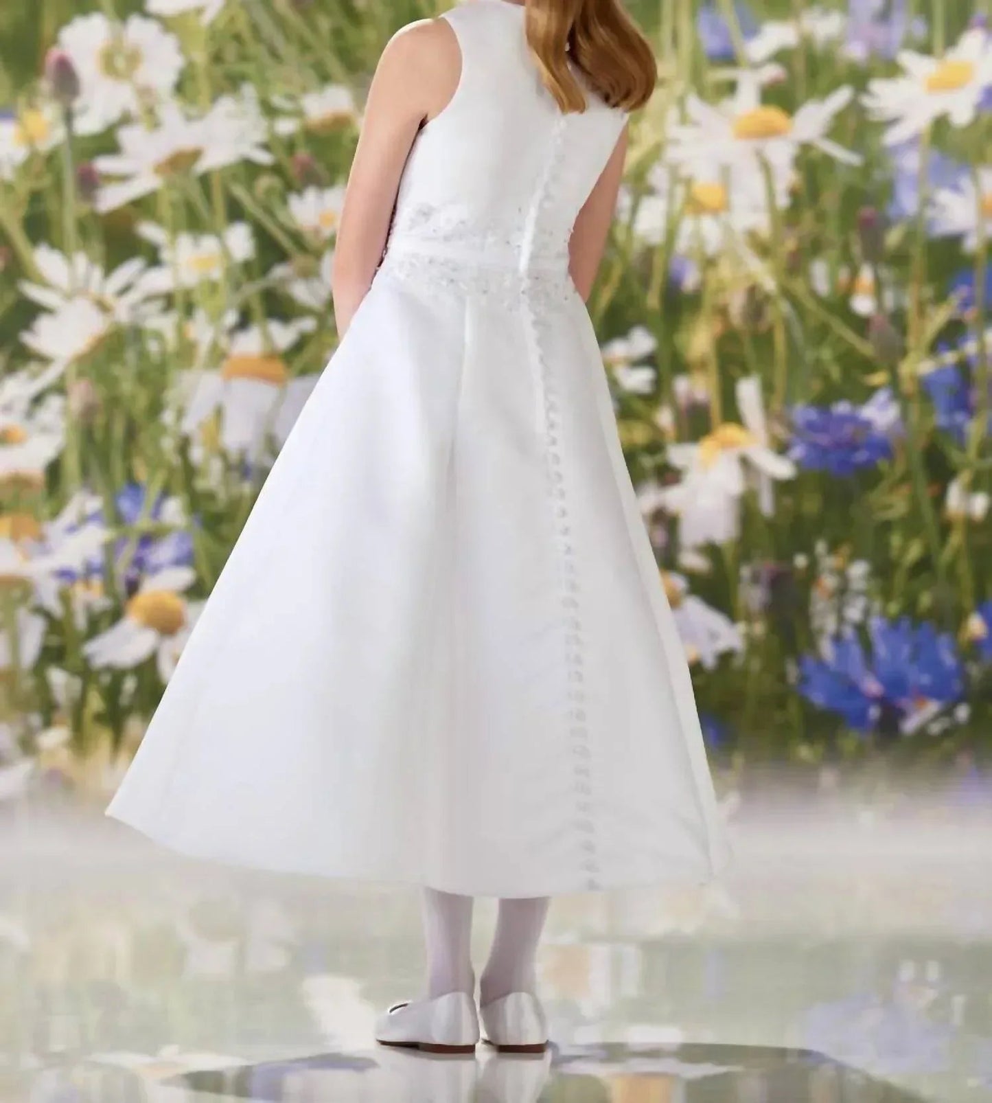 Detailliertes Kleid mit hohem Halsausschnitt