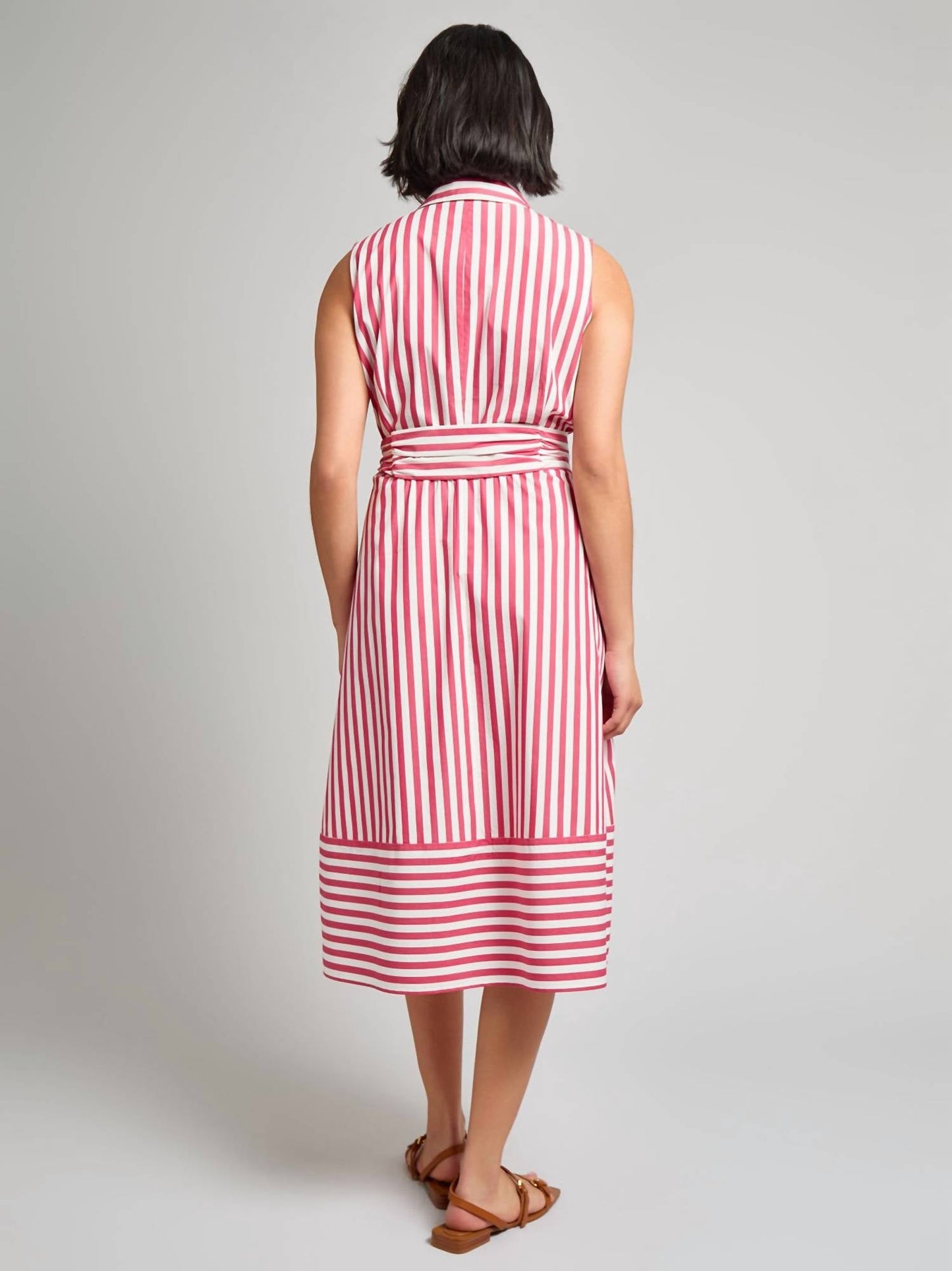 Gestreiftes ärmelloses Kleid mit Bindegürtel