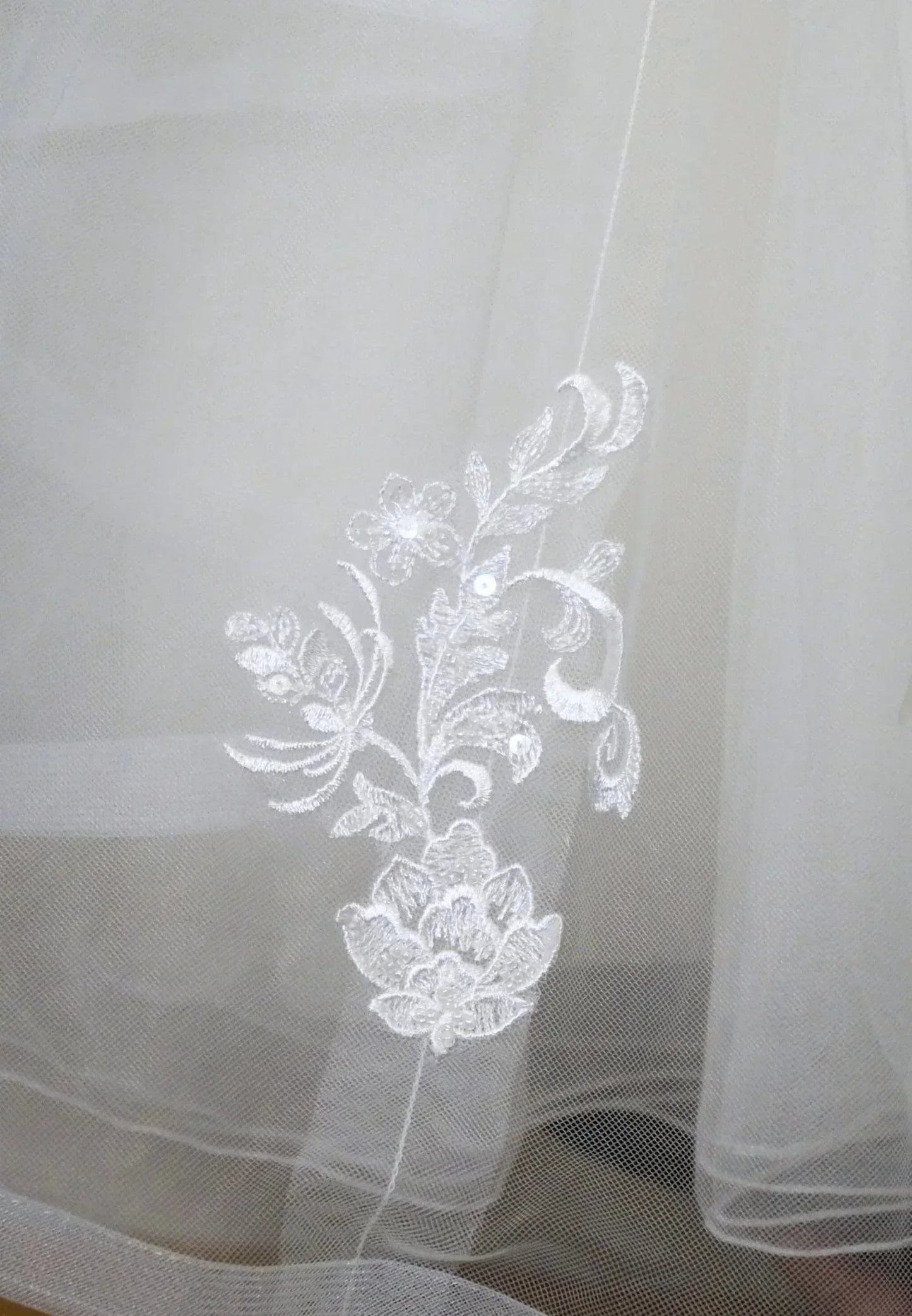 Mädchenkleid mit Rüschen, Tüllrock, Spitze und Perlenstickerei