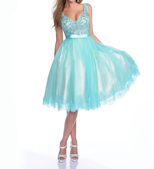 Midi-Fit-and-Flare-Kleid mit V-Ausschnitt