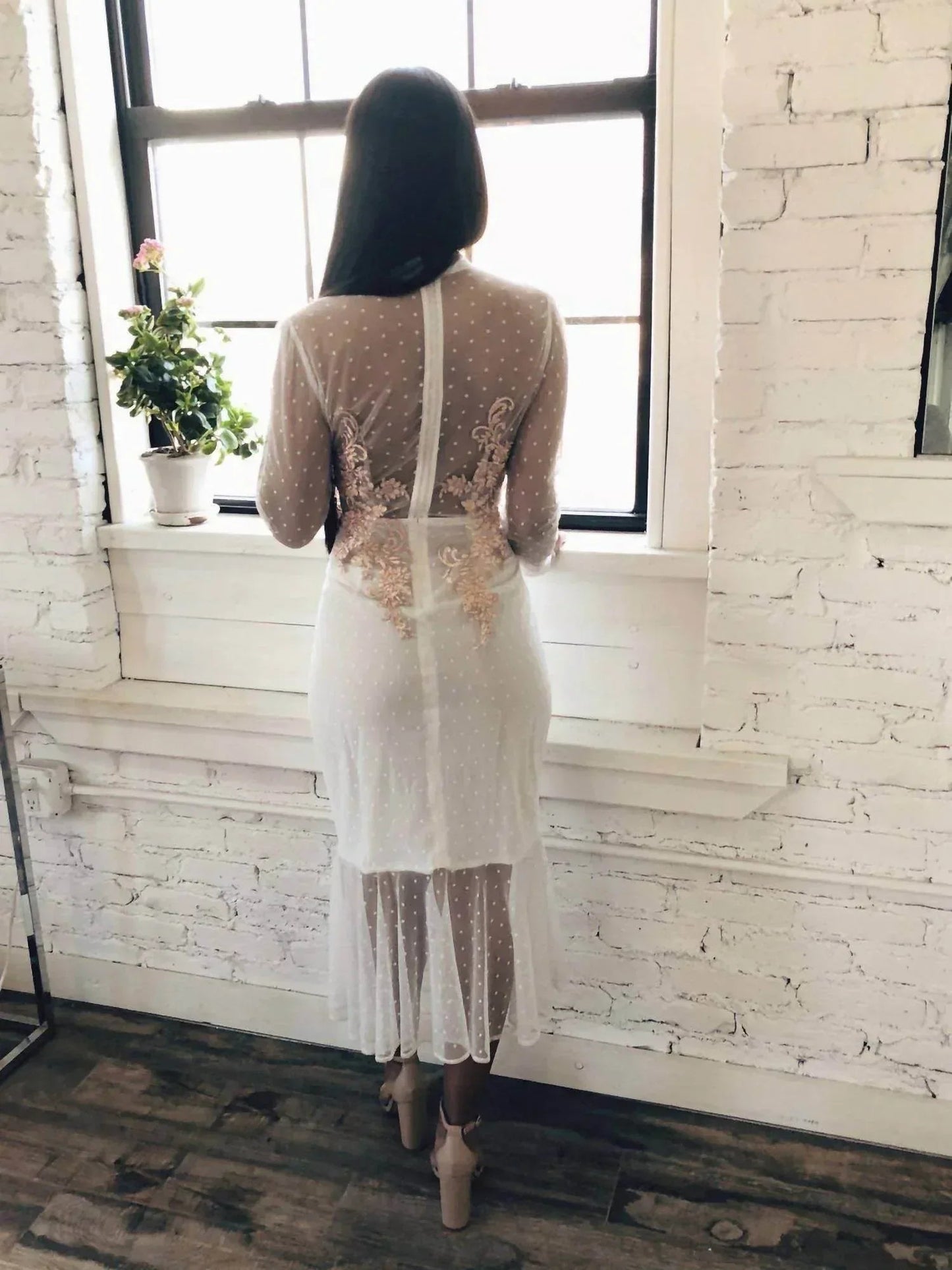 Langärmliges Kleid aus transparenter Spitze