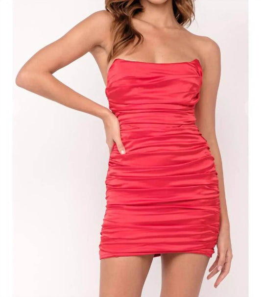 Das trägerlose, geraffte Minikleid Lara aus Satin