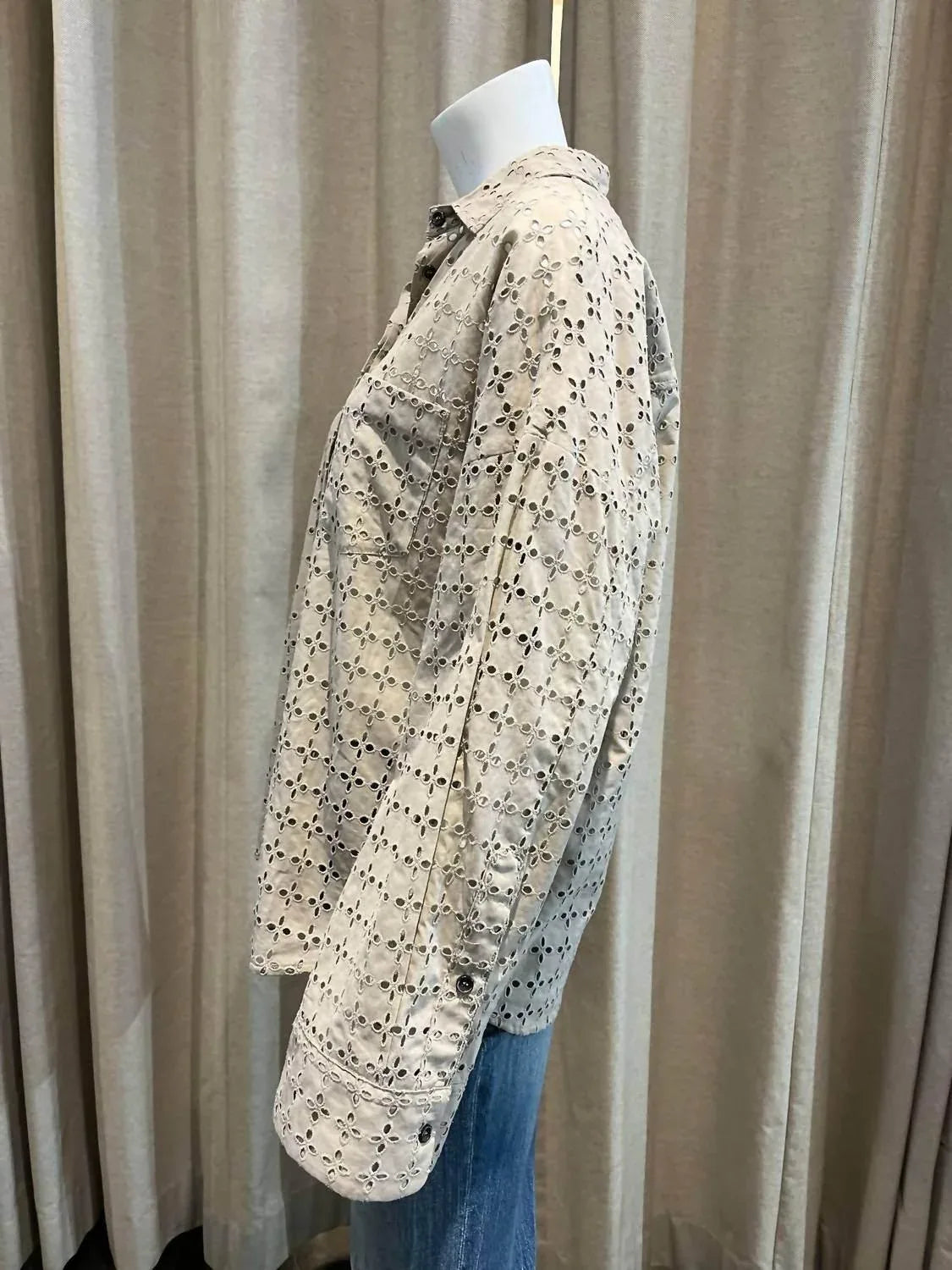 Amanda Perforiertes Button-Down-Oberteil