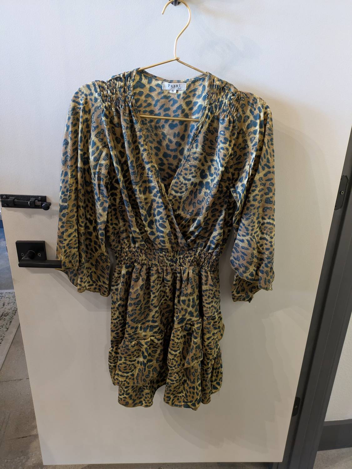 Damenstufenkleid mit Rüschen