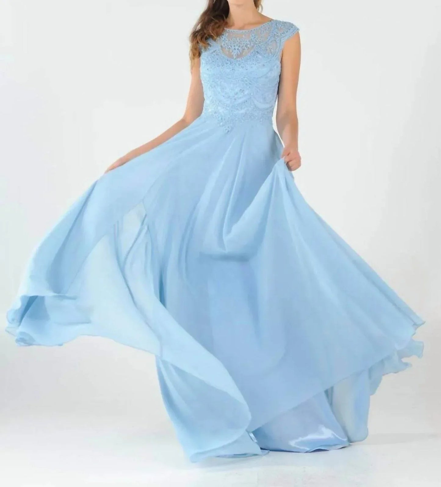 Langes besticktes Kleid mit kurzen Ärmeln