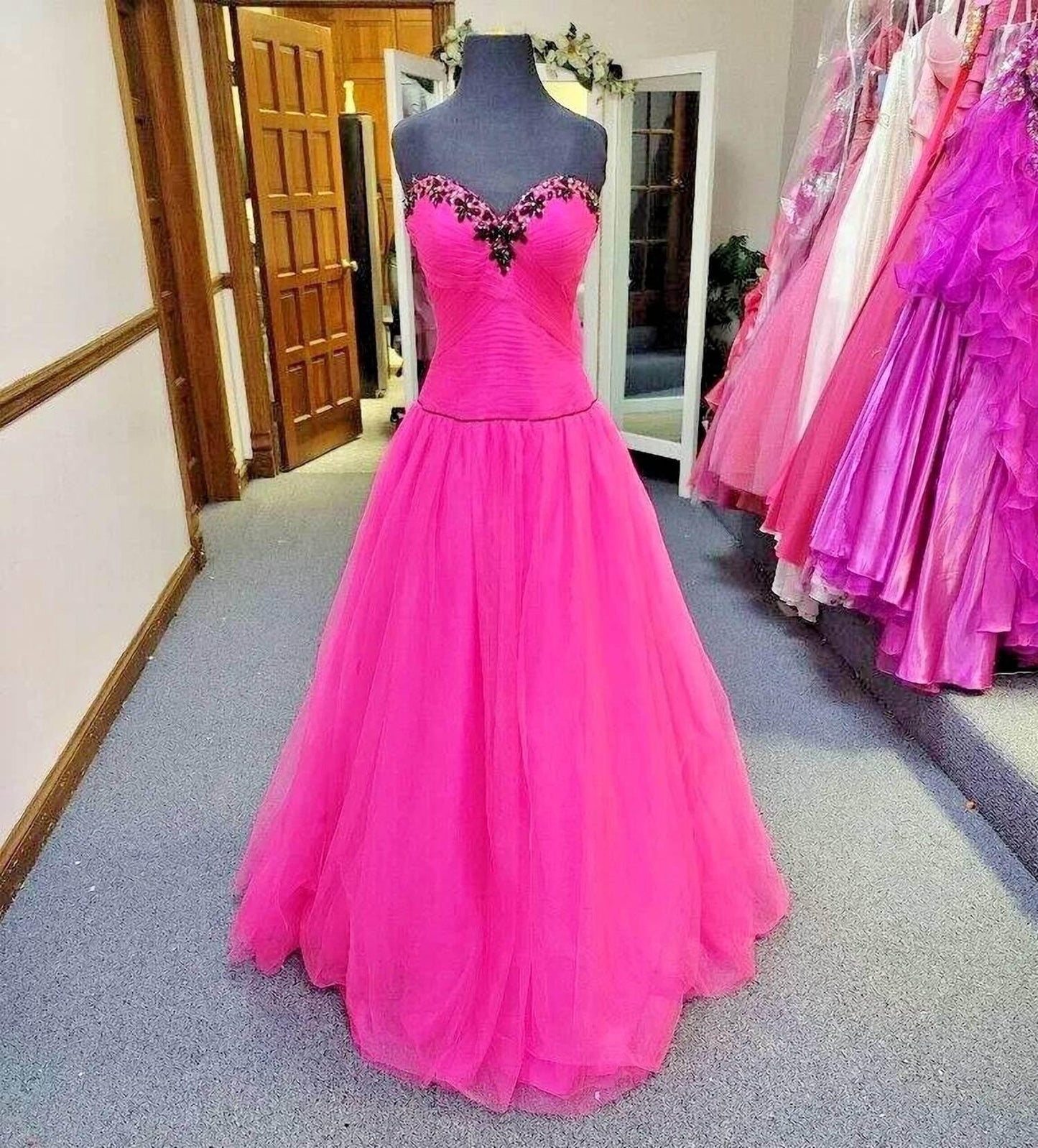 Trägerloses Korsett mit Schnürung am Rücken als Ballkleid