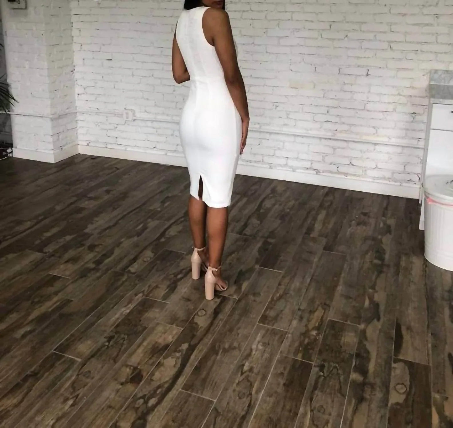 Spitzen-Midi-Kleid mit V-Ausschnitt