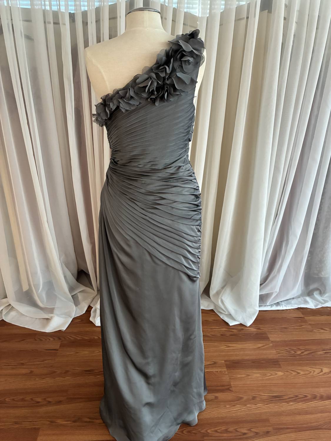 Abendkleid mit One-Shoulder-Ausschnitt