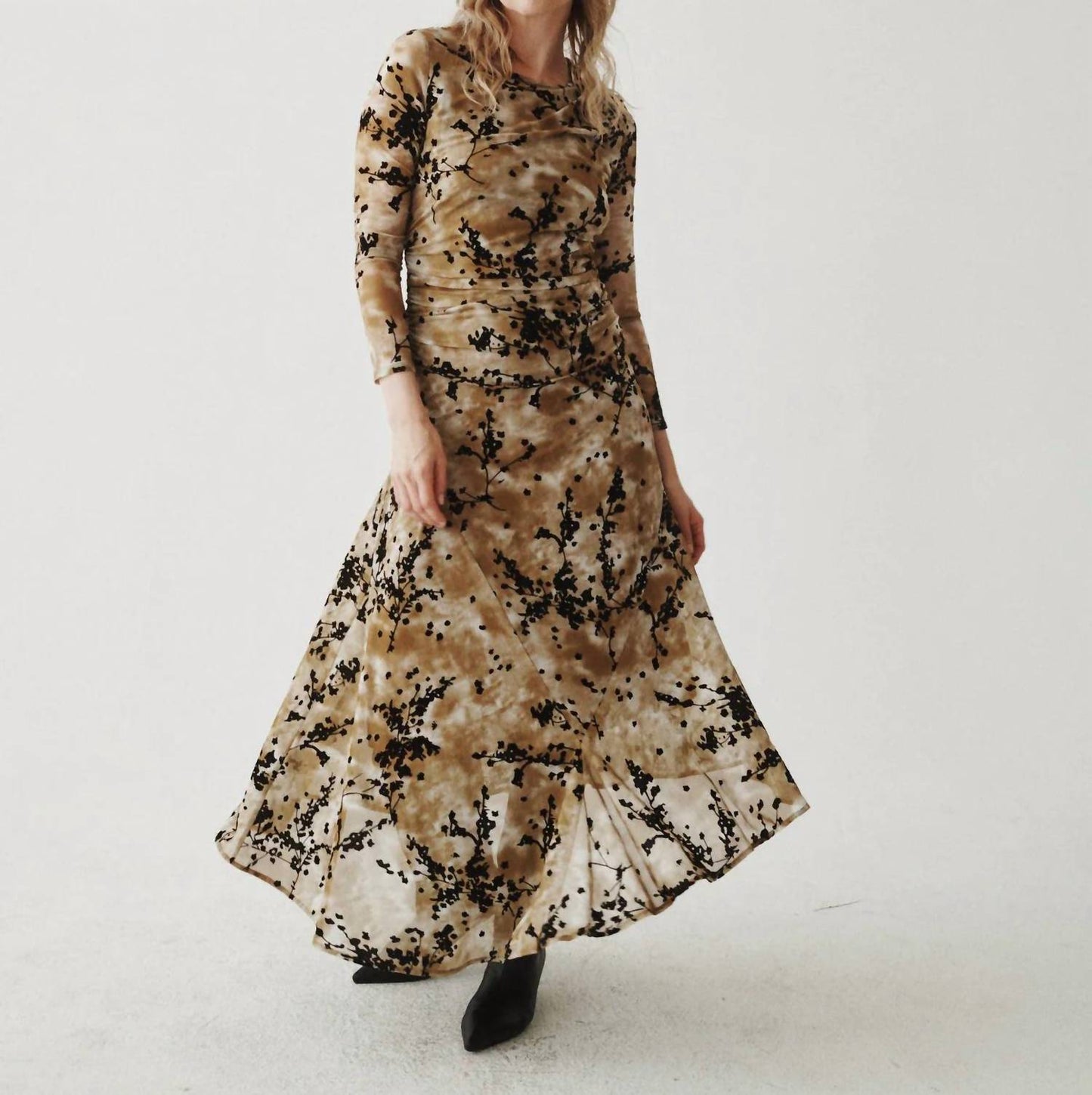ASYMMETRISCHES NETZKLEID
