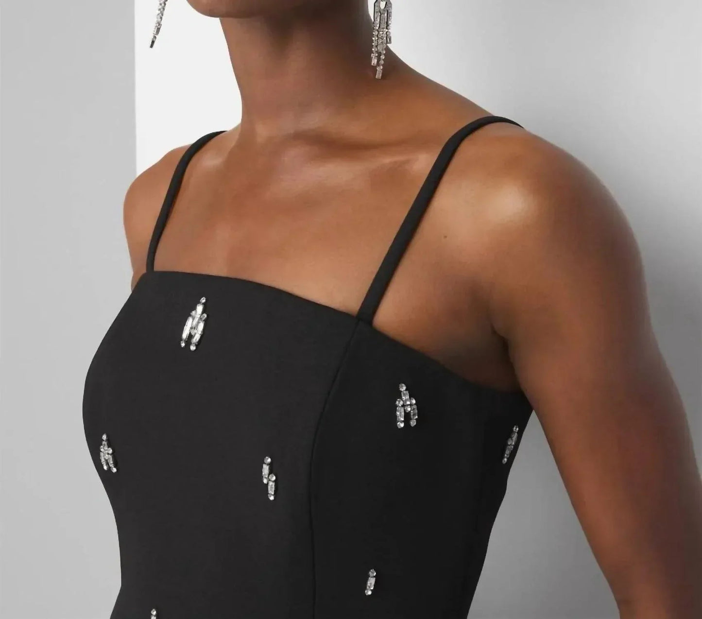 Trägerloses verziertes Minikleid