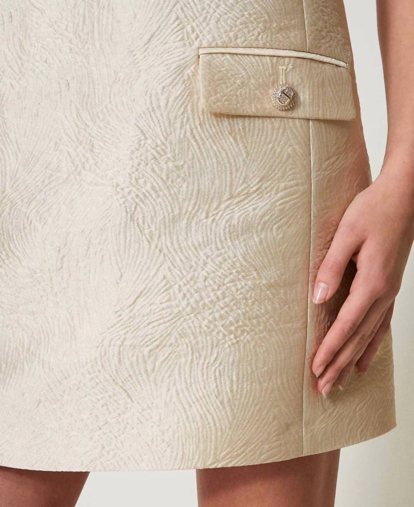 Kurzes Neckholder-Kleid aus Brokatjacquard