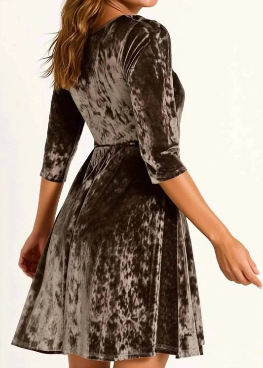 Samtkleid mit Nieten und Tellerrock