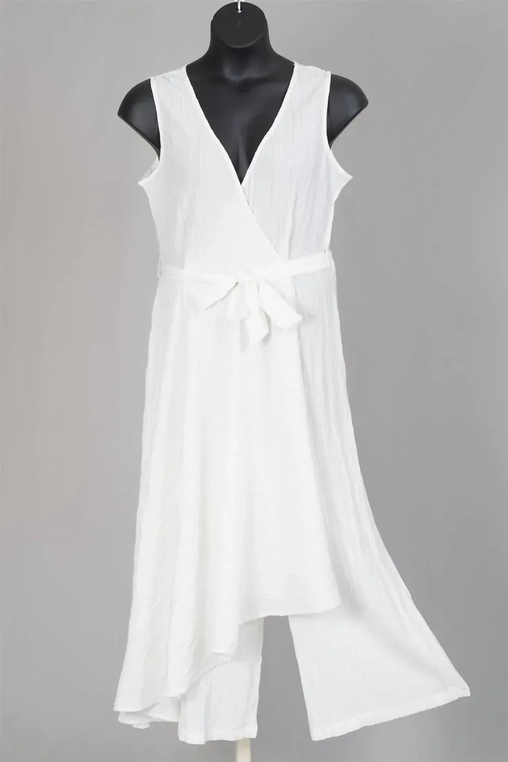 Ärmelloser Jumpsuit mit Gürtel