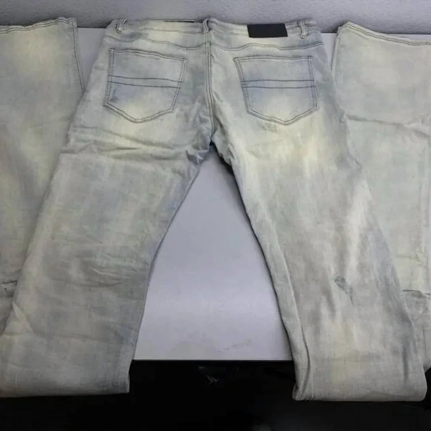 Herren-Jeans mit ausgestelltem Schnitt, im Distressed-Look und mit gestapeltem Saum