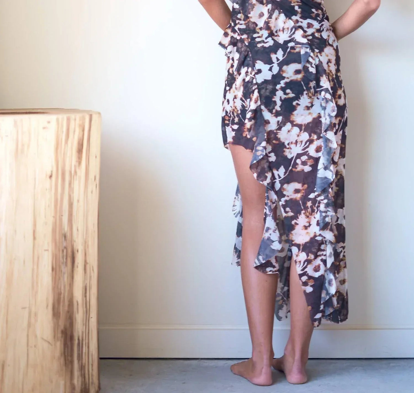 Wasserfall-Rüschen-asymmetrisches Kleid