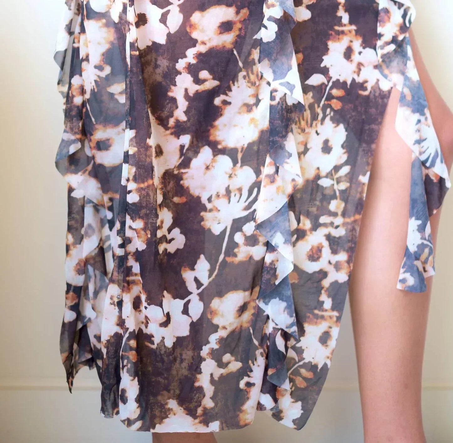 Wasserfall-Rüschen-asymmetrisches Kleid