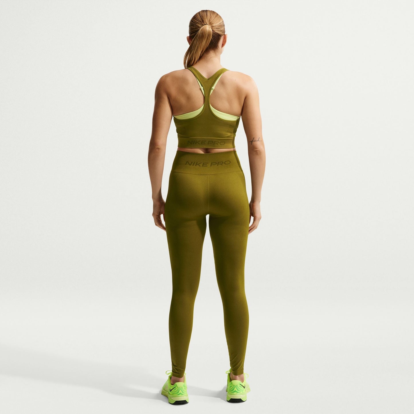 Nike Damen Pro Seamless Leggings mit hohem Bund – Olive Flak
