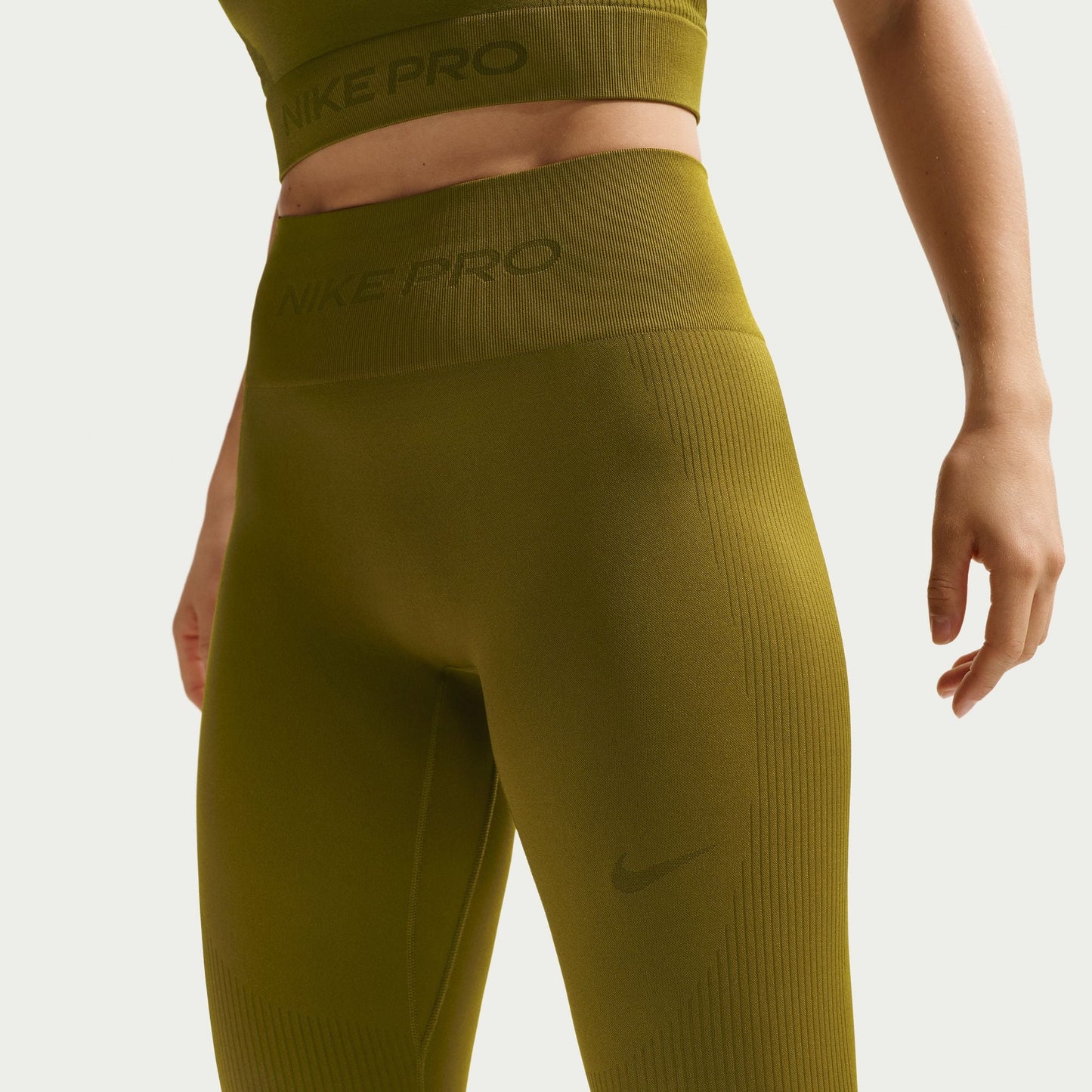 Nike Damen Pro Seamless Leggings mit hohem Bund – Olive Flak