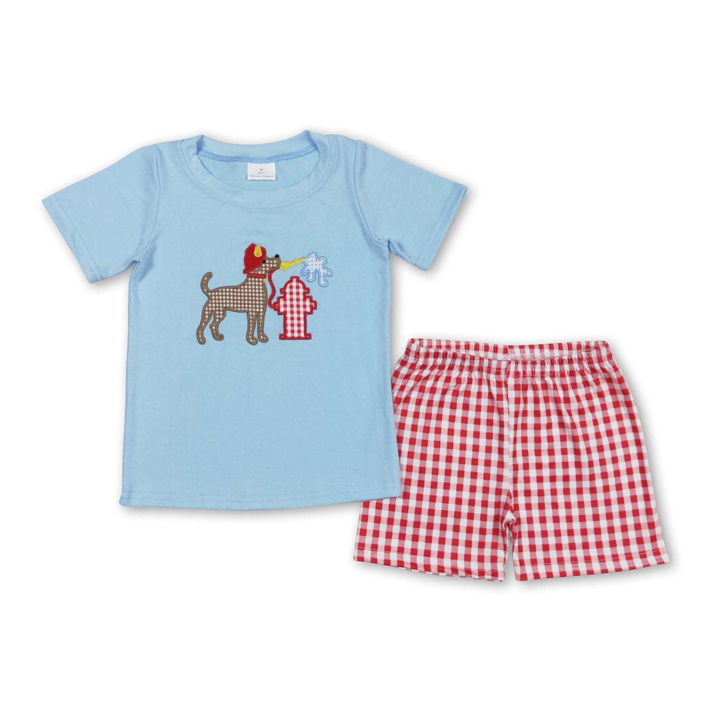 Rücken Sie das rot karierte Oberteil mit den Shorts für Jungen ins Licht