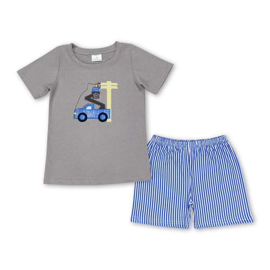 Graues Oberteil, gestreifte Shorts, Jungskleidung, Leinenoptik