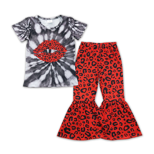 Mädchen roter Lippenstift Leoparden-Outfit