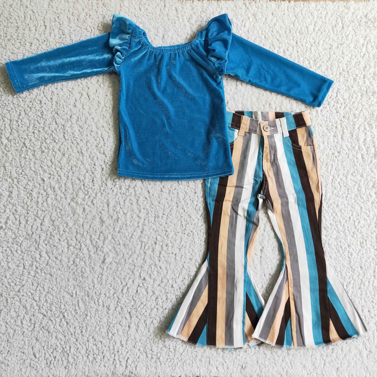 Blaues Samthemd passt zu gestreiften Jeans-Mädchen-Outfits