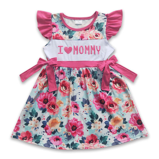 Ich liebe das Blumenkleidchen für kleine Mädchen zum Muttertag mit der Aufschrift „MAMA“.