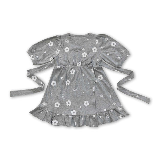 Babykleider aus grauer Baumwolle mit weißer Blume