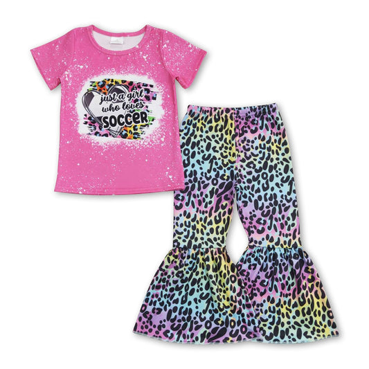 Ein Mädchen, das Fußball und Leopardenmuster liebt, Kinderkleidung