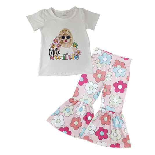 Weißes Blumenoberteil Schlaghose Sängerinnen-Outfits