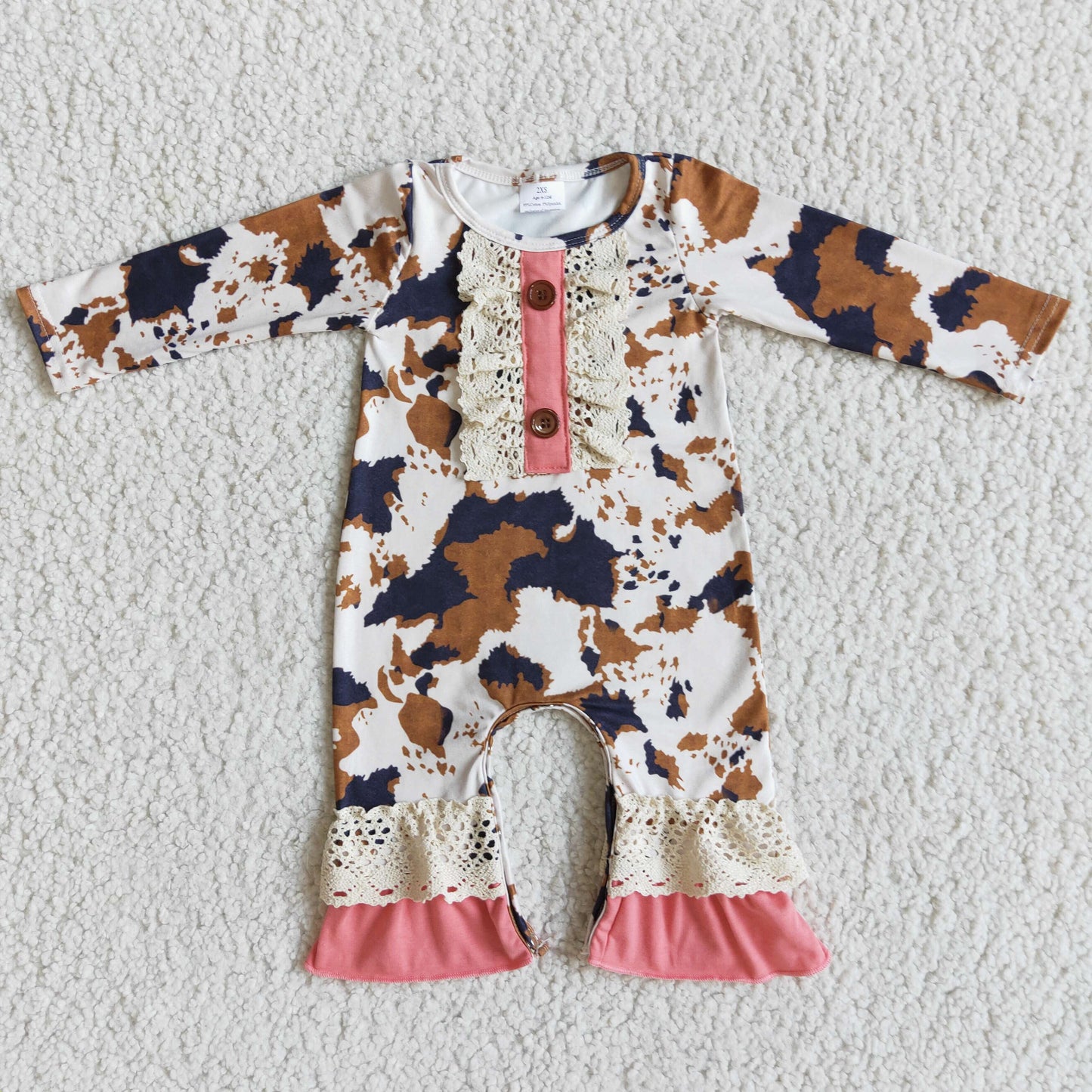 Baby-Strampler mit langen Ärmeln und braunem Kuh-Print