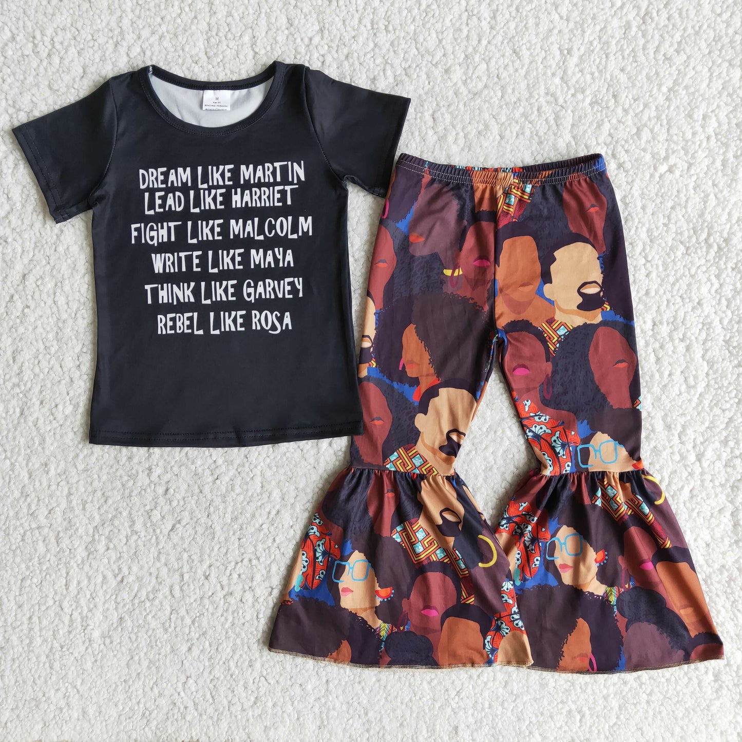 Oberteile mit schwarzer Geschichtsschrift, Schlaghosen, Mädchen-Outfits