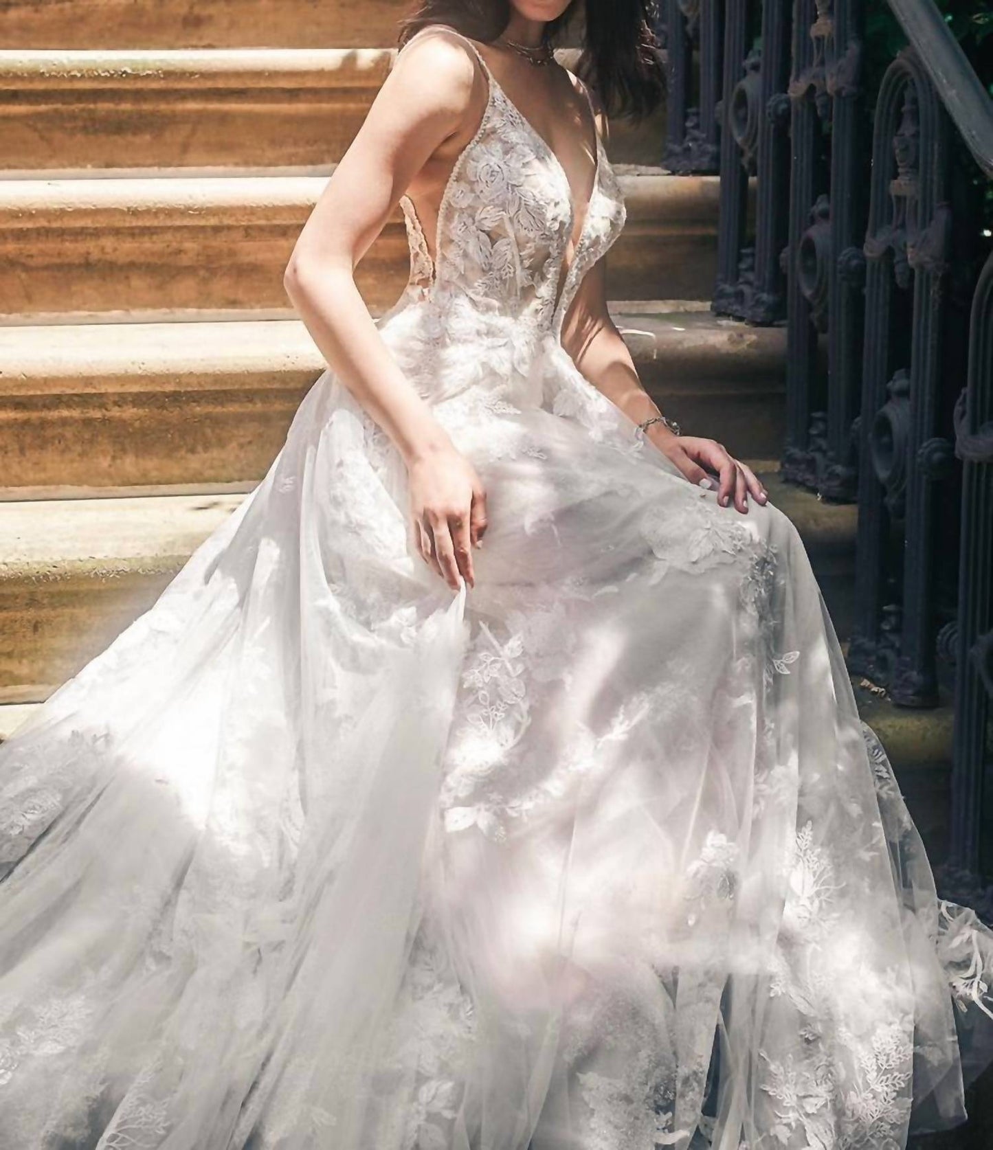 Hochzeitskleid mit tiefem V-Ausschnitt und A-Linie