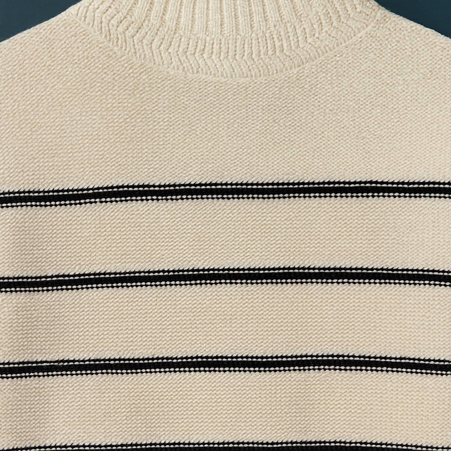 Gestreifter Rollkragenpullover mit kurzem Kragen