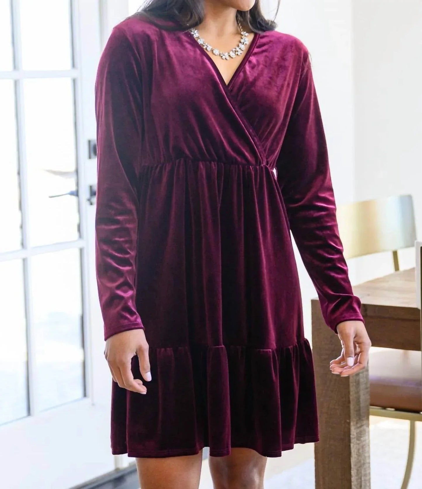 Jentsyn Samtkleid mit V-Ausschnitt