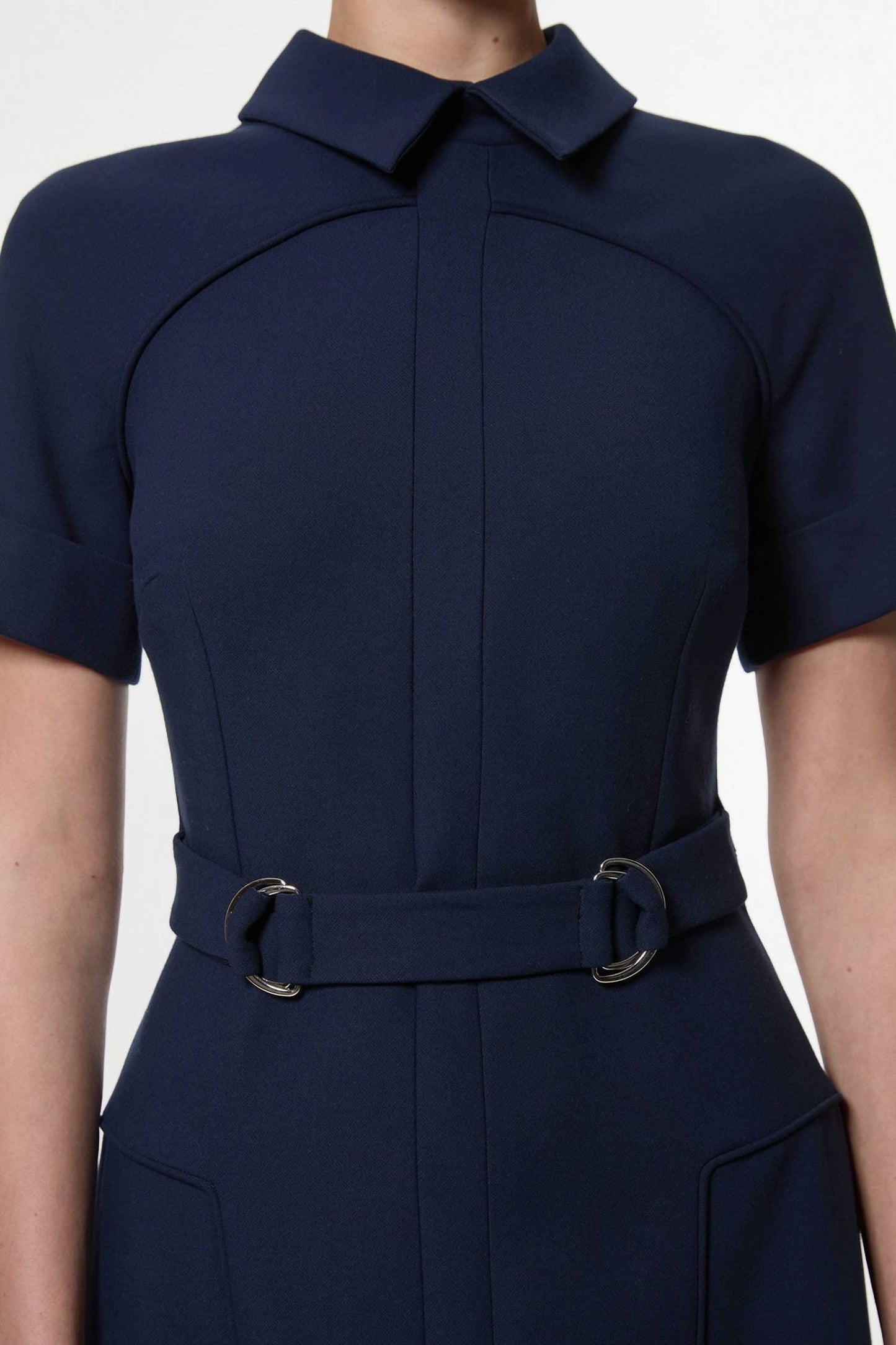 Kompaktes Stretch-Midi-Kleid mit ausgestelltem Rock und abgesetzten Laschen