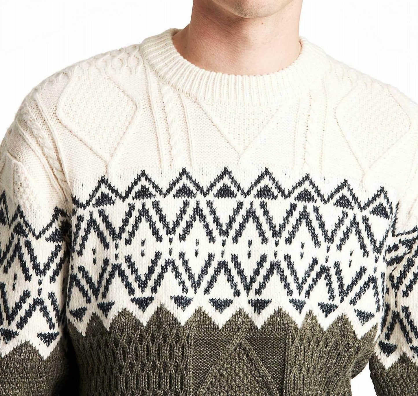 Zweifarbiger Zopfstrickpullover mit Eiergarn