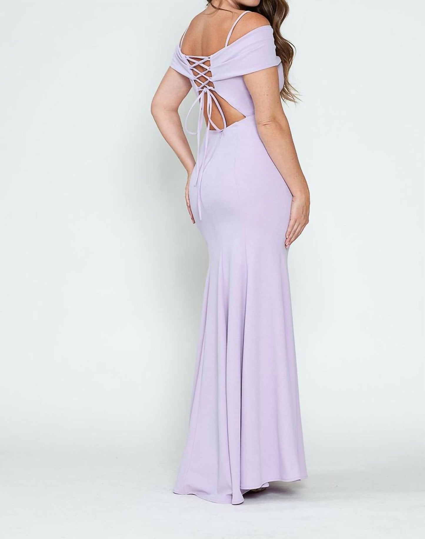 Eng anliegendes schulterfreies Crêpe-Kleid