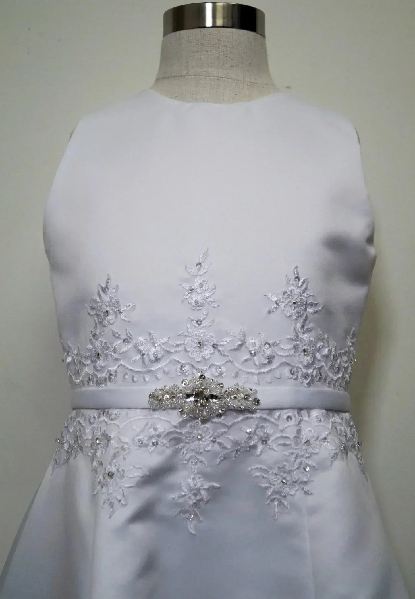 Detailliertes Kleid mit hohem Halsausschnitt