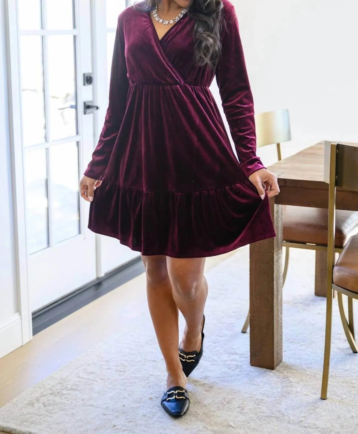 Jentsyn Samtkleid mit V-Ausschnitt