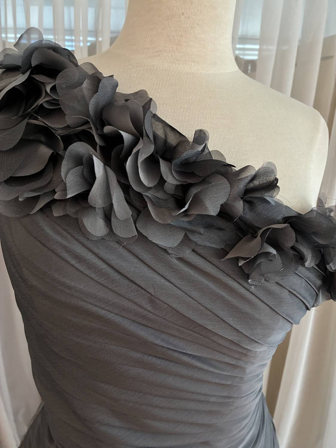 Abendkleid mit One-Shoulder-Ausschnitt