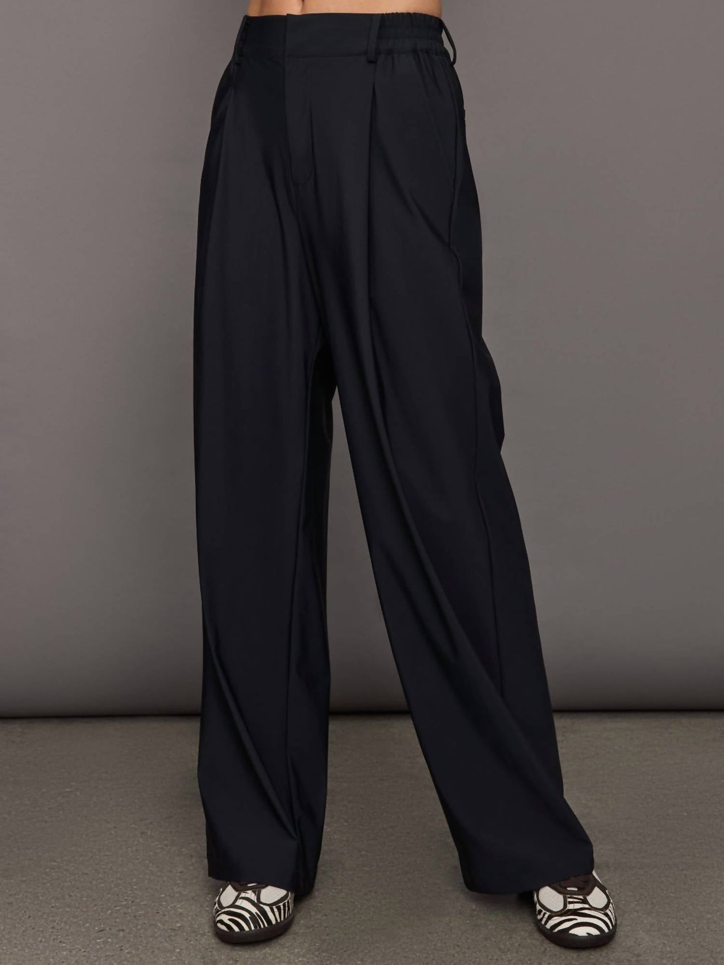 Stretchgewebte Hose mit weitem Bein und schmaler Passform