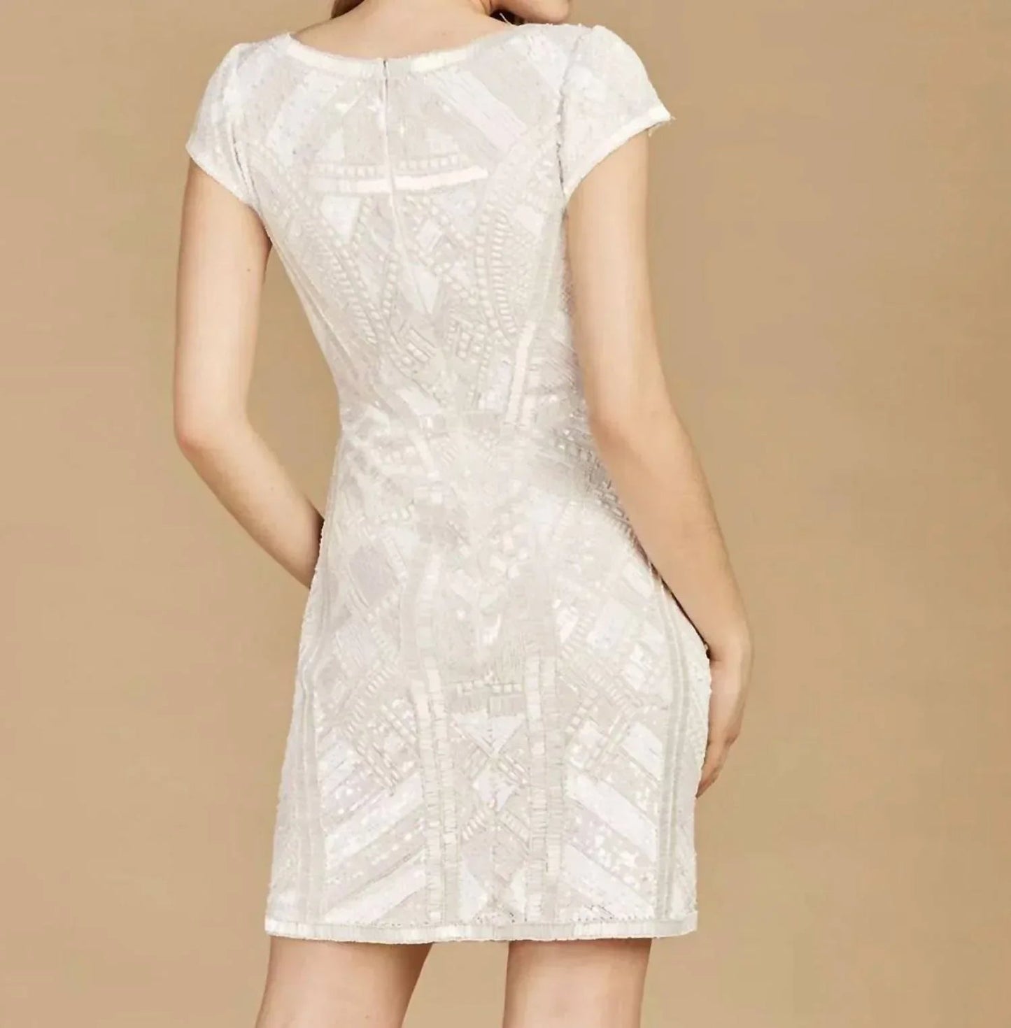 Hochzeits-Minikleid mit V-Ausschnitt, Perlenstickerei und Flügelärmeln