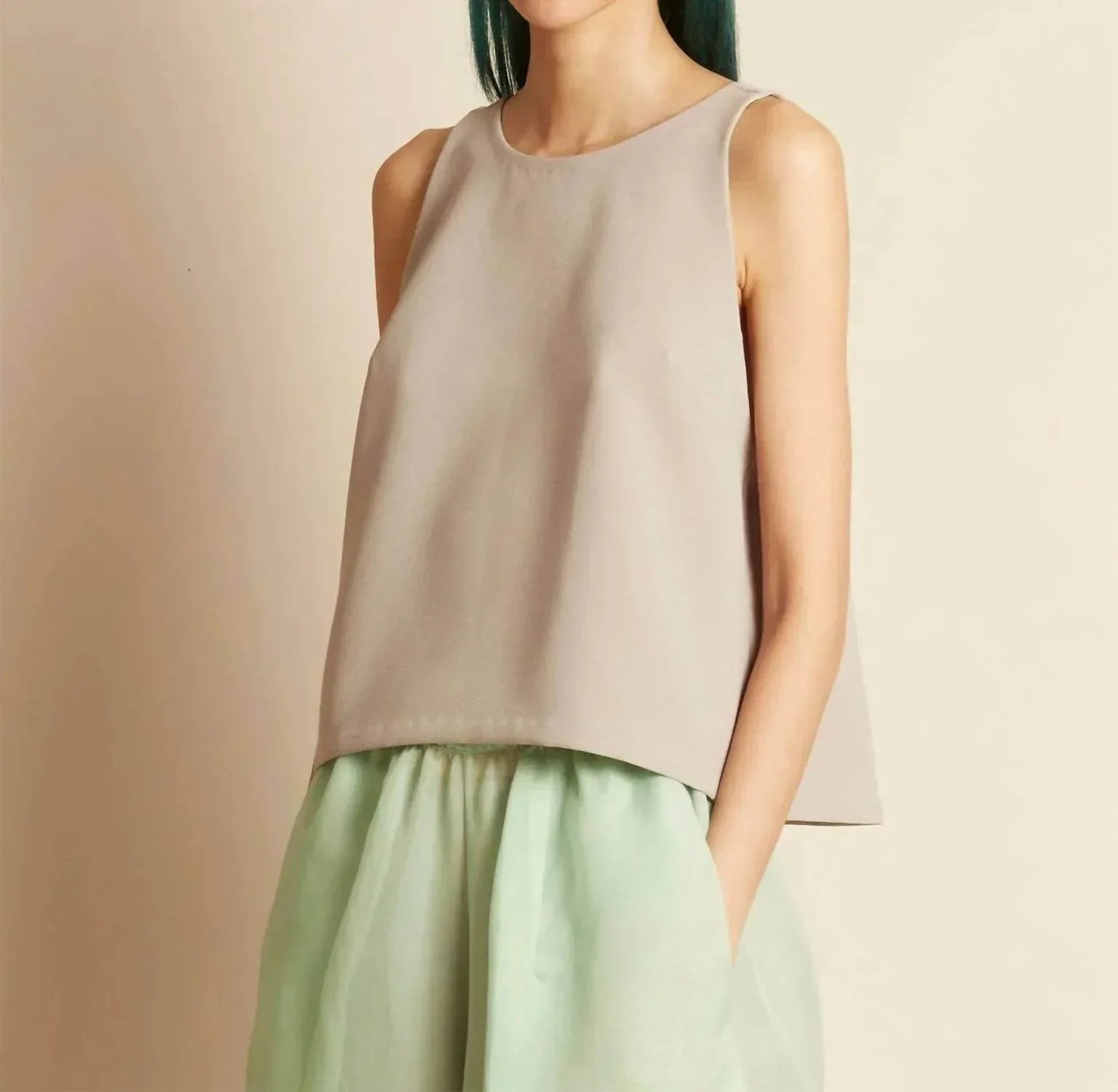 Fennel Sleeveless Back V Cropped Top