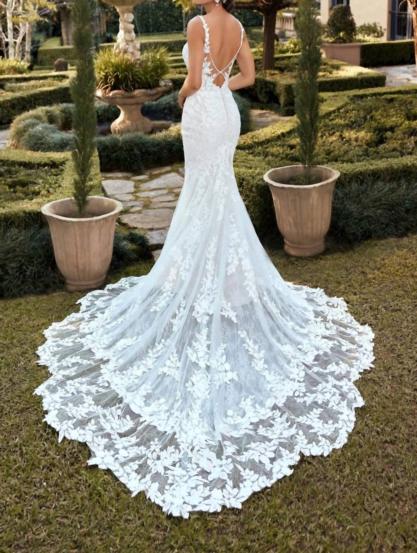 Hochzeitskleid aus Spitze mit dramatischer Schleppe