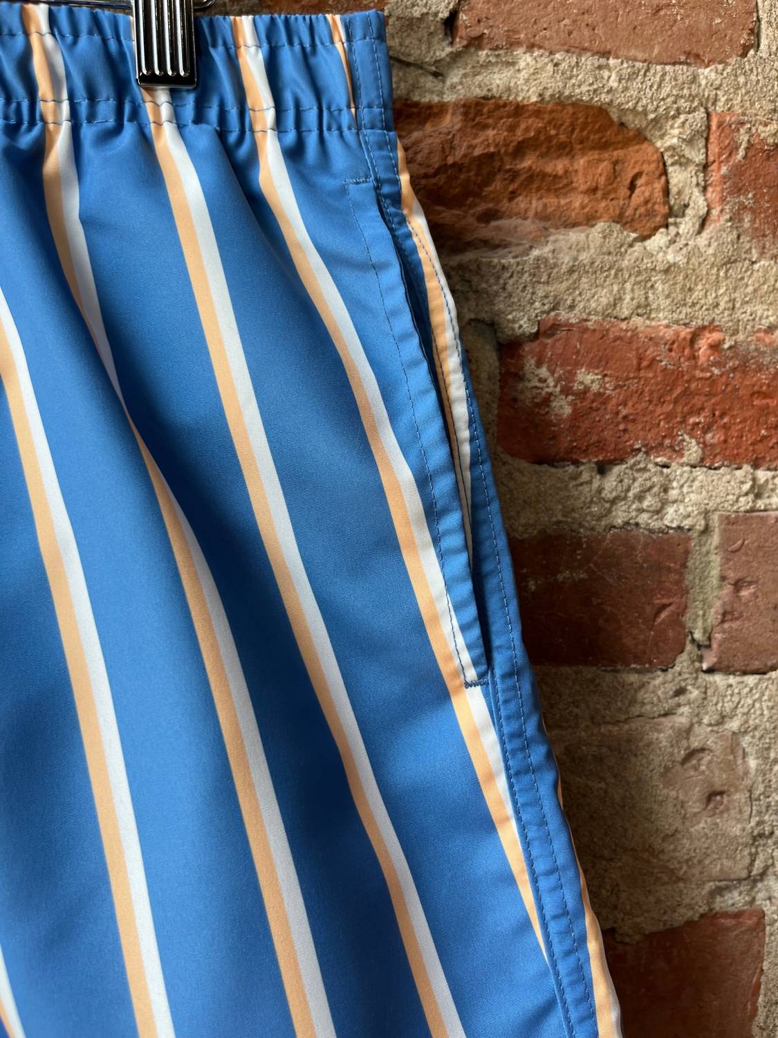 Herren-Badehose mit feinen Streifen