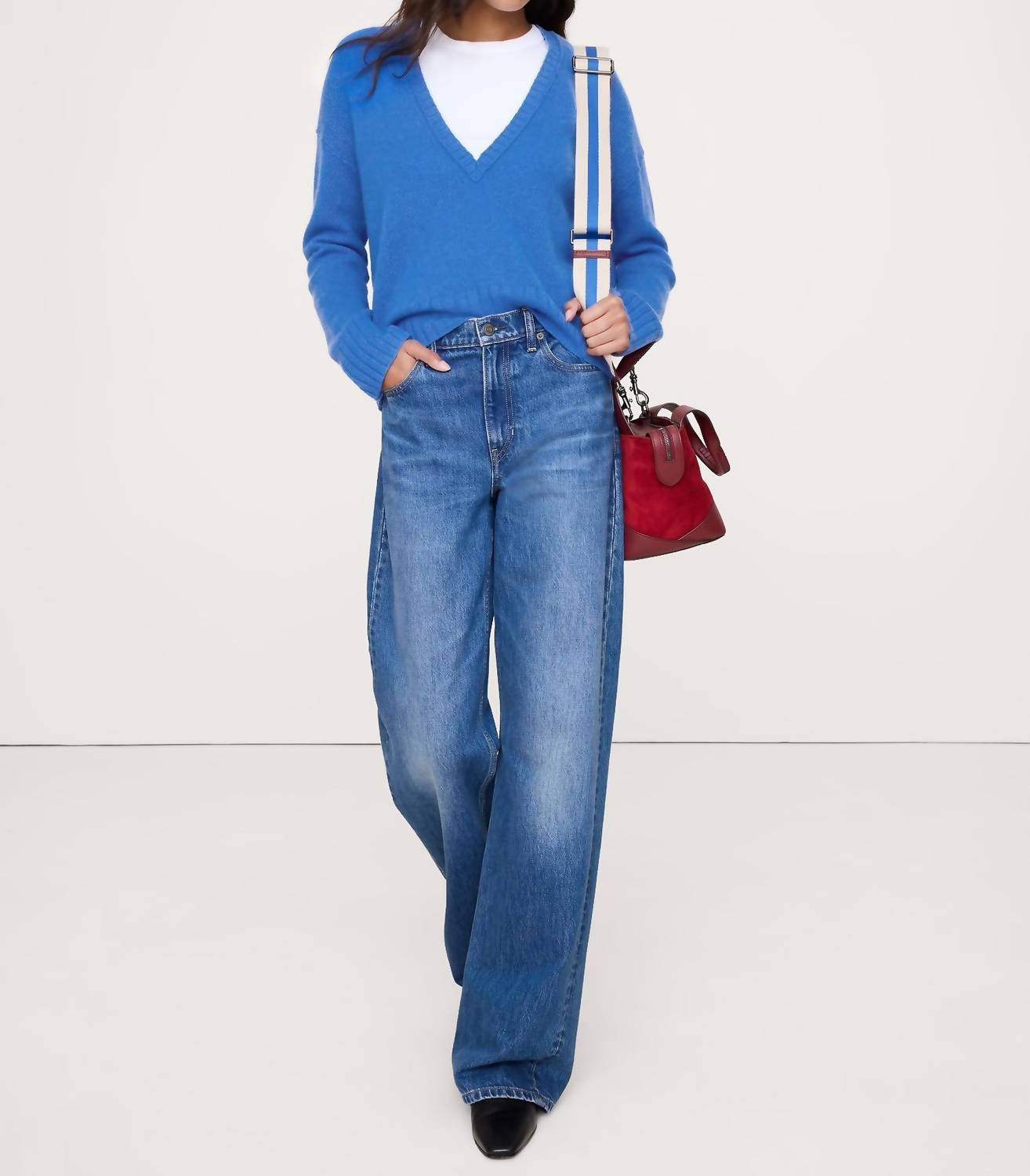 Lightweight Cashmere Low V-neck Sweater